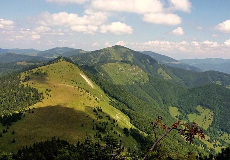 Zelené hrebene a turistická krajina v okolí Čergova